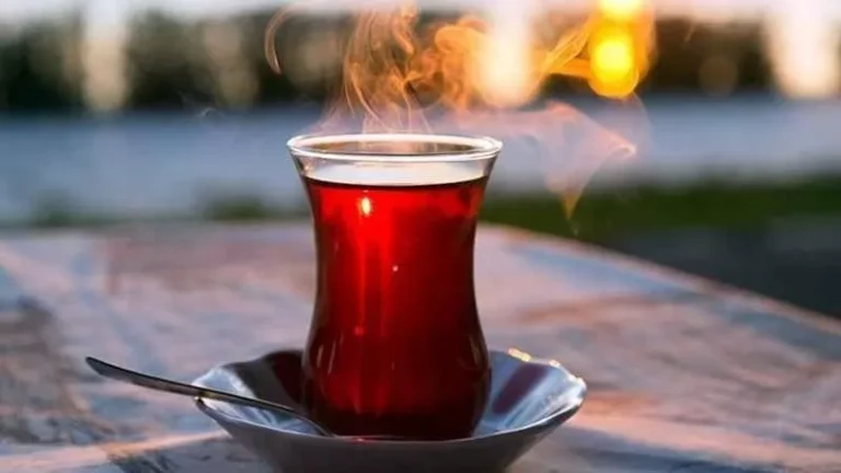 Siyah ve Yeşil Çayın Gücü: Uzun Yaşamdan Stres Yönetimine 5 Önemli Fayda